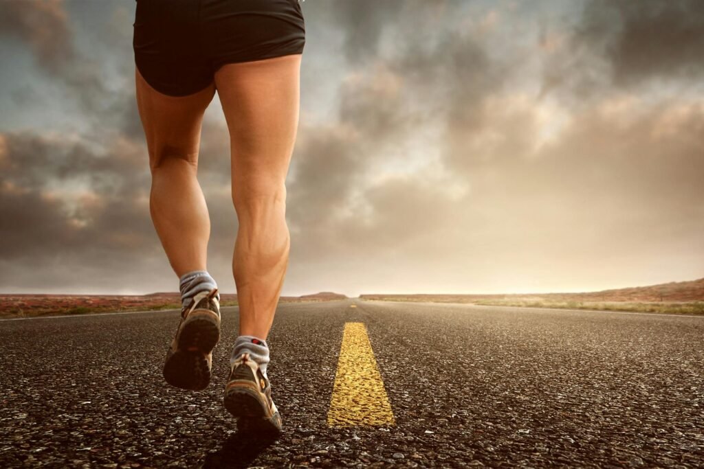 Petit pied, muscles et articulations peu adaptés, saut alterné sur une seule jambe, l'humain a développé sa propre course.