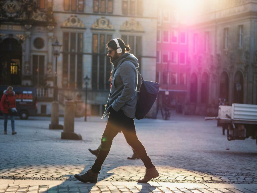 l'homme ne court donc pas il marche et a finalement bien plus évolué ainsi.