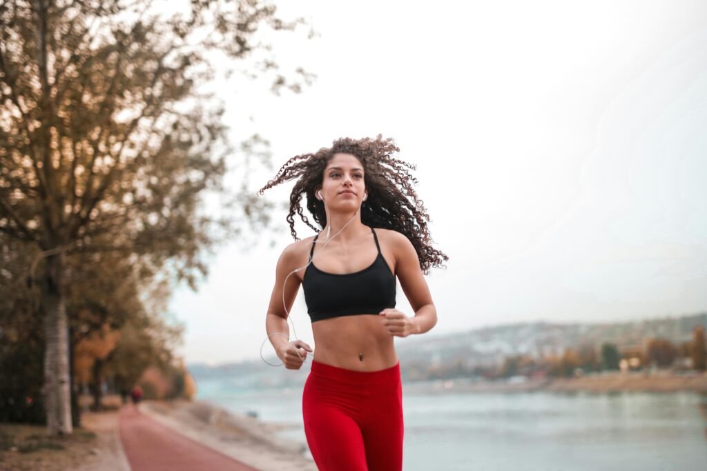 Le cardio HIIT pourrait se résumer par se mettre un maximum dans le mal en un minimum de temps... et recommencer.