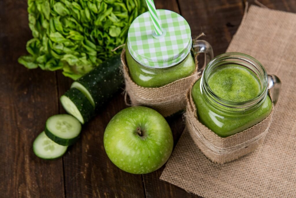 un jus de légume et fruits plein de vitamines et minéraux