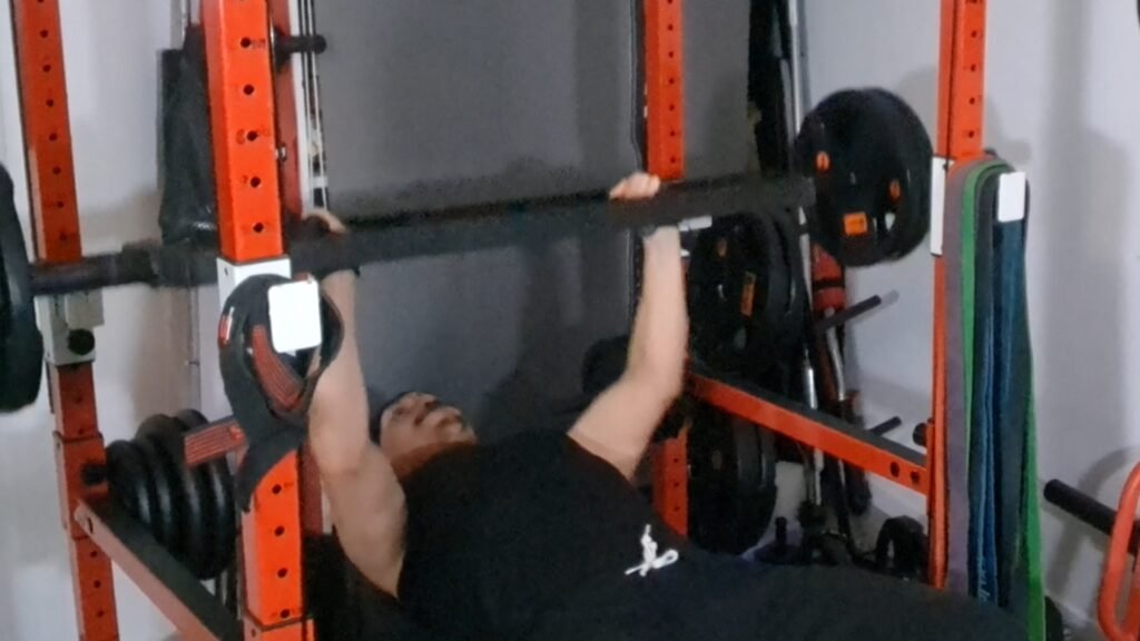 le développé couché en prise neutre est parfait si vous avez des Valgus du coude