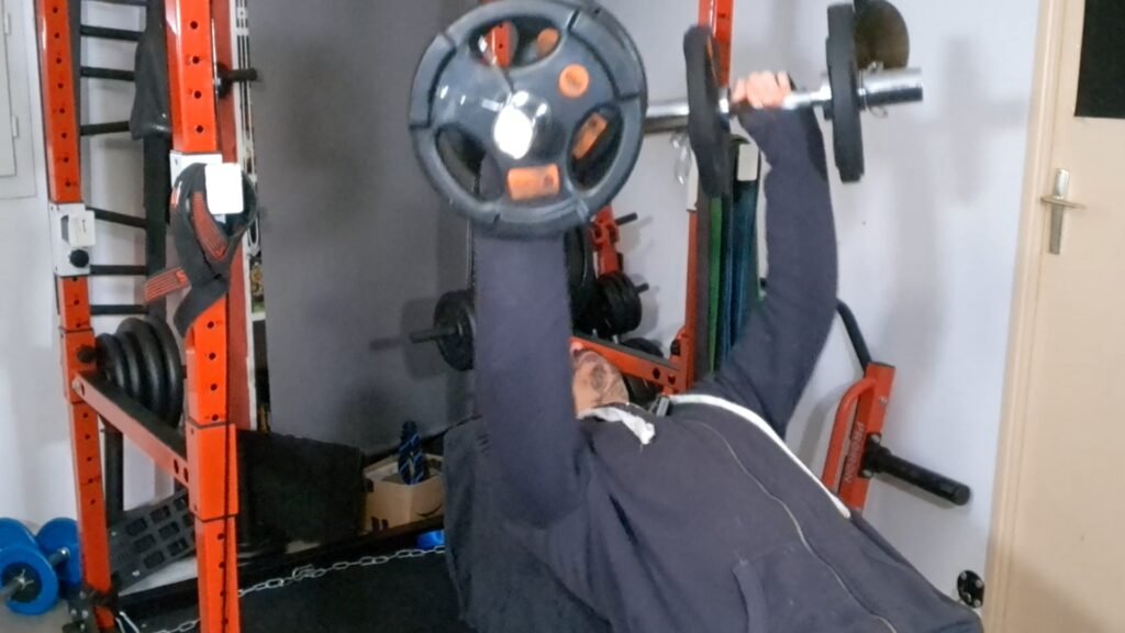 le développé incliné permet de favoriser la portion claviculaire du pectoral